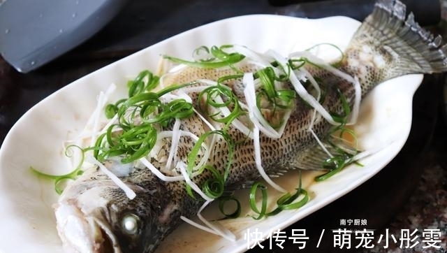 鱼身|蒸鱼时,冷水上锅还是热水?教你正确做法,鱼肉鲜嫩可口还没腥味