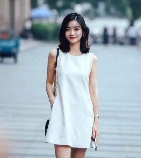 街拍：一袭舒服浅色的 连衣裙，把小姐姐衬托的好有知性美