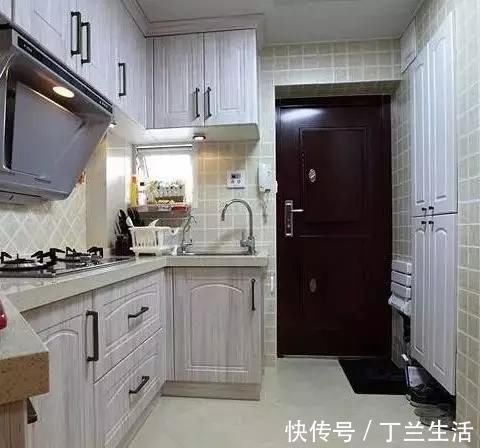 钢化玻璃|40平两房,装修不到十万,进门就厨房,次卧在半空中,见过吗