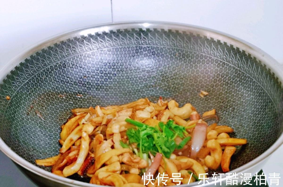 降血脂|杏鲍菇这样做，大人孩子都爱吃，加入鱿鱼一起炒，味道更加鲜美