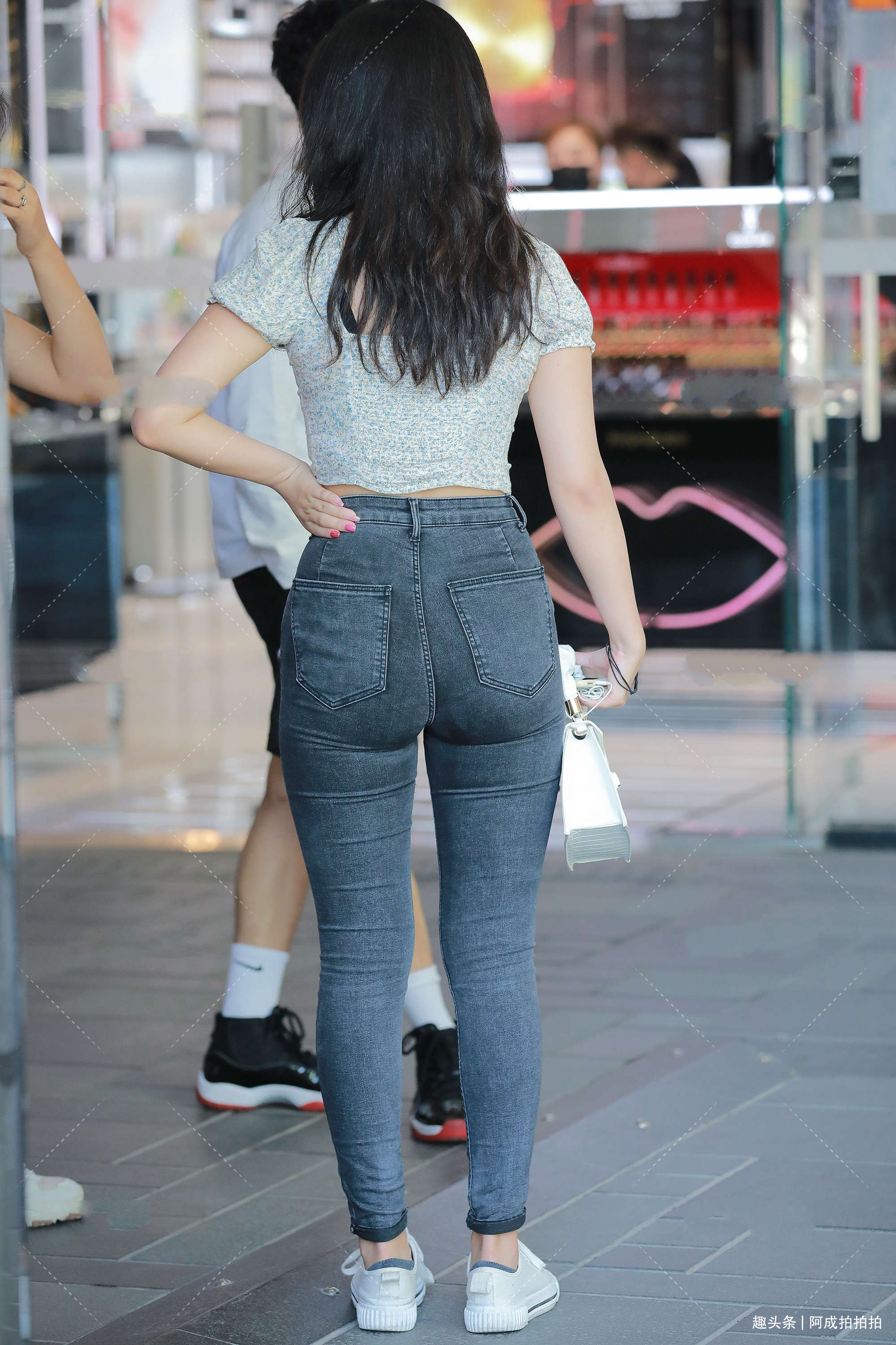 手提包 法式泡泡袖露脐短袖搭高腰紧身牛仔裤，俏皮减龄，时尚可爱