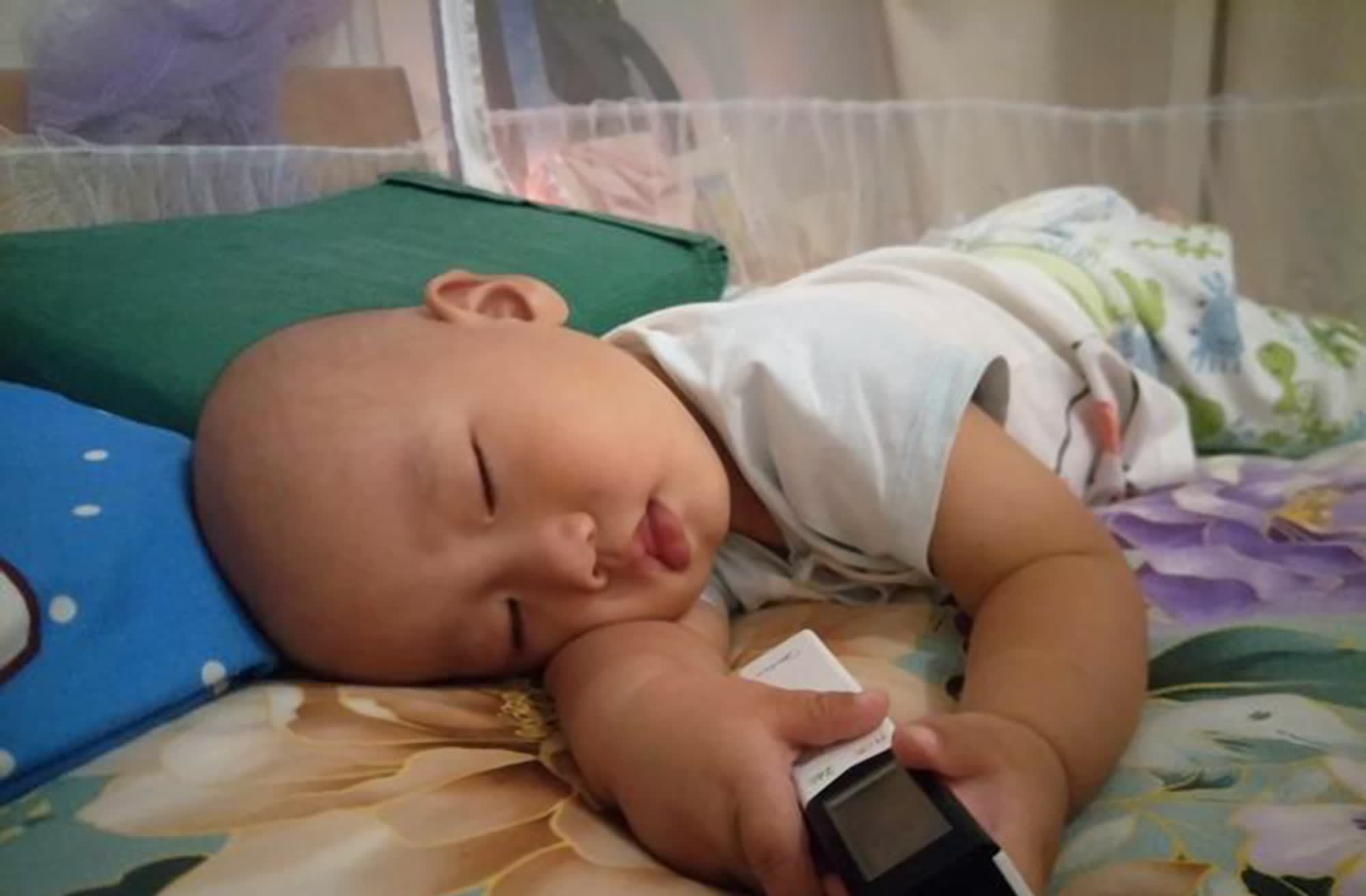 安全感|抱着睡、放下醒的“睡渣”宝宝,你家有同款吗?这几招或许有效