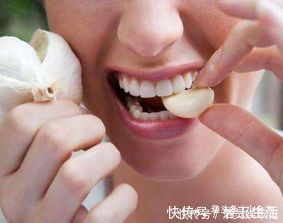 黄曲霉毒素|大蒜3种吃法养人、3种吃法害命！不想胃难受，好好看看