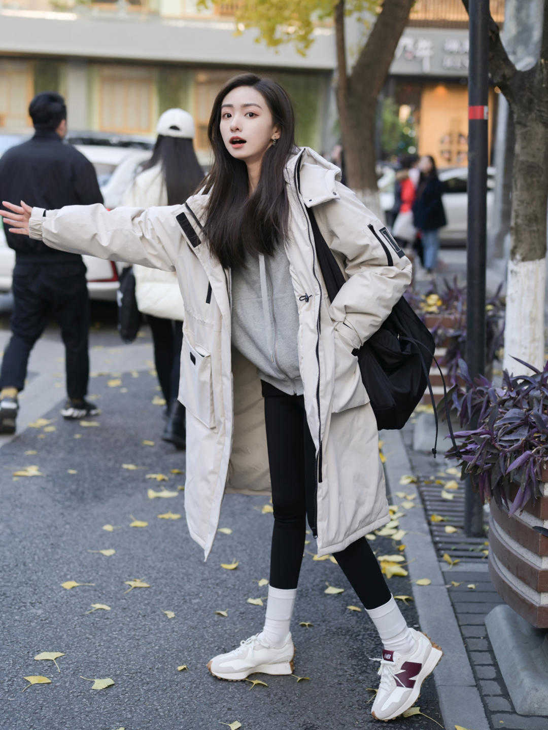 米黄色|长款羽绒服搭什么最好看?码住这三件,每天上街美的都不重样