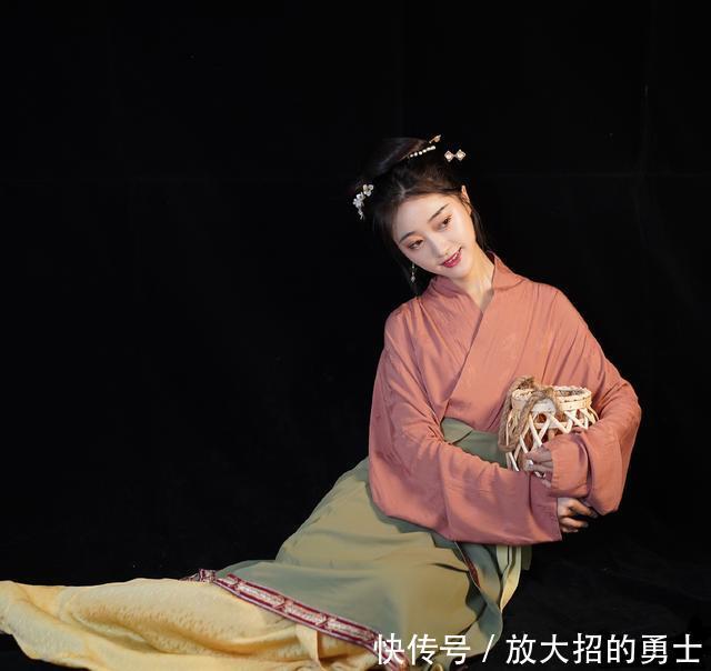  汉服|小姐姐“叠穿”汉服太惹眼，网友你是不是刚从壁画里出来