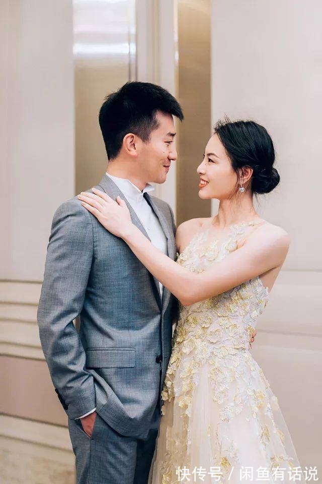 吴敏霞|被吴敏霞的度假照圈粉了,穿黑色连体裤时髦又上照,大背头真霸气