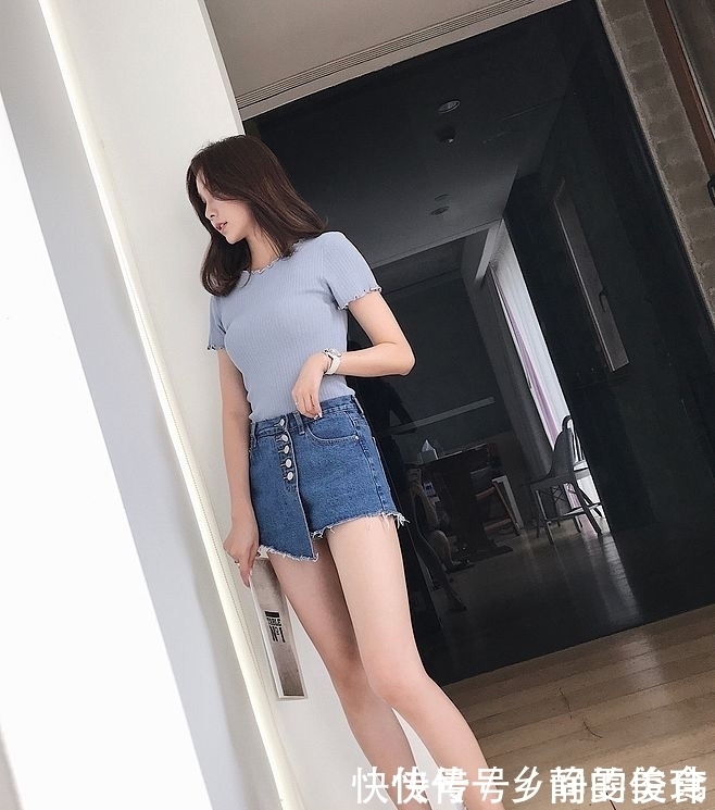 街拍:美女的搭配简约潮流,清爽又个性!