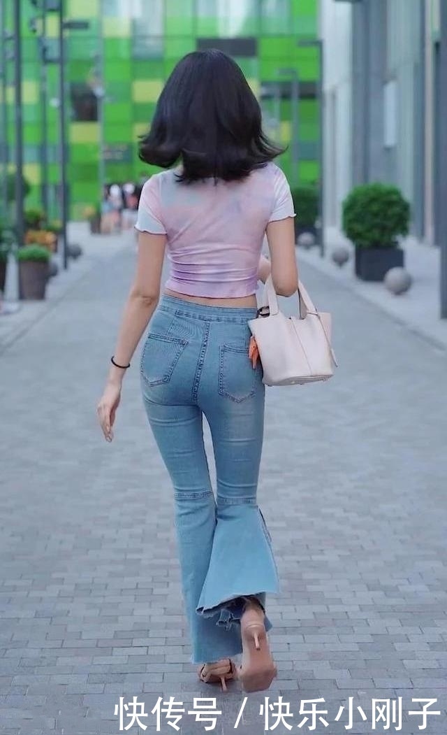 时尚穿搭，修长的双腿用一款杏色高跟来增腿长，真抢眼