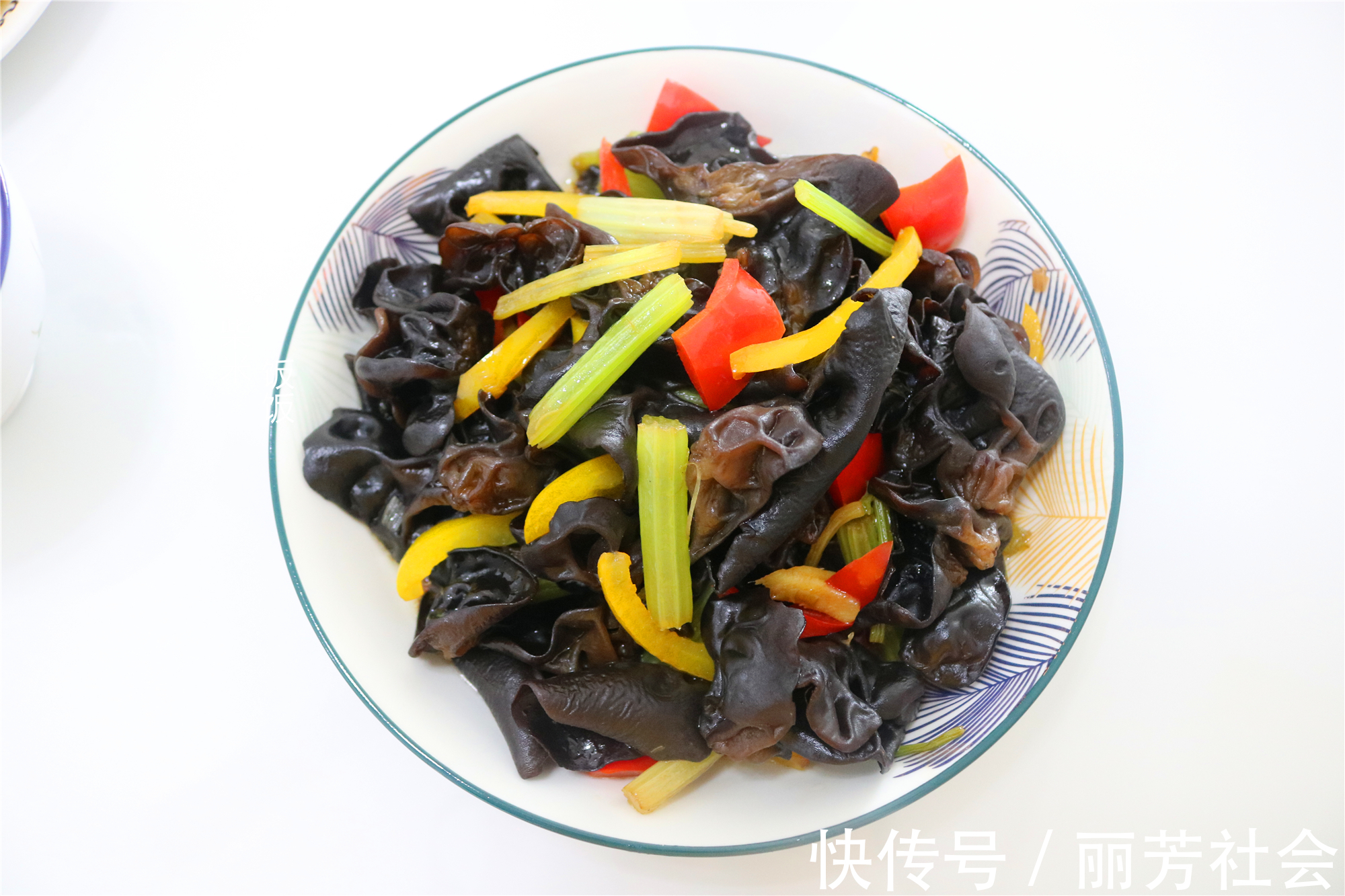 鸡蛋软饼|假期不出门,早餐在家吃,有粥有菜还有饼,做法简单味道好