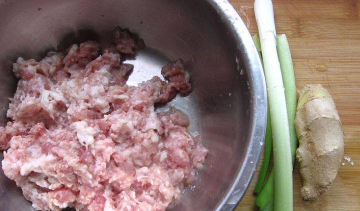 炸肉丸只会放面粉鸡蛋,难怪口感差!牢记4不放,肉丸凉了也酥脆