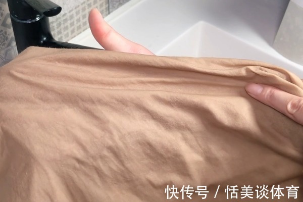 床单沾上“血渍”难清洗？教你一招，新老血渍轻轻一搓就掉，真棒