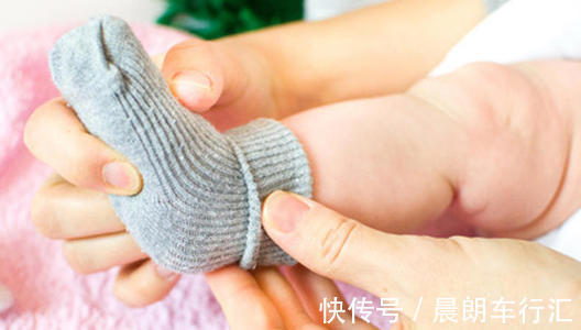 宝宝|“穿袜派”和“光脚派”,宝宝喜欢光脚丫好不好?听听医生的解释