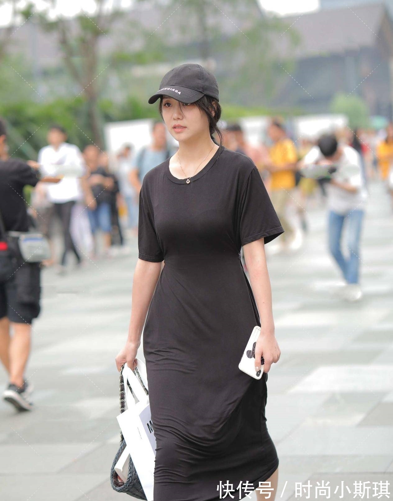 洋气|黑色长款修身裙子,极简风格的美感,更显时髦洋气