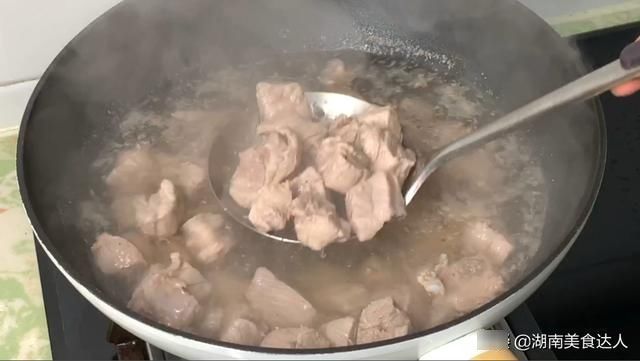 焯水|炖排骨时，先焯水还是直接炖？一步错步步错，做出来难怪不香