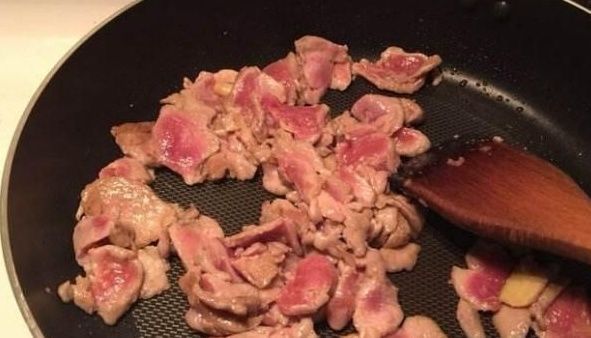 为什么自己炒的猪肉不好吃？只因你加错料了，难怪不好吃
