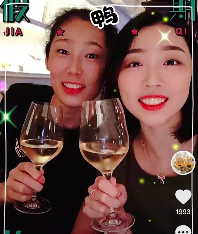中国女排|朱婷仍未进行手术,十一假期与姚迪游玩,14岁妹妹身高已1米8