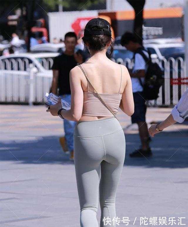 美女 亭亭玉立的打底裤美女,着装就要选择时髦一点的,非常迷人