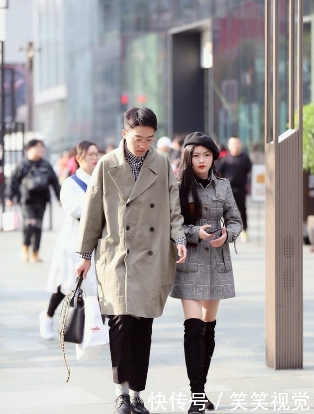 街拍:黑白色搭配,美女脖间一抹黑色印记点缀,时尚敏感度爆棚