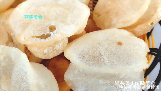 糯米粉开水烫一烫,不加鸡蛋不加油,个个酥脆鼓大泡,比薯片好吃