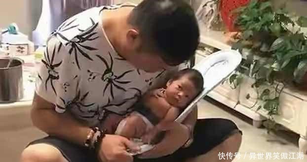 蕾蕾|姥爷抱3个月外孙,却遭“白眼”攻击,网友表情管理很到位