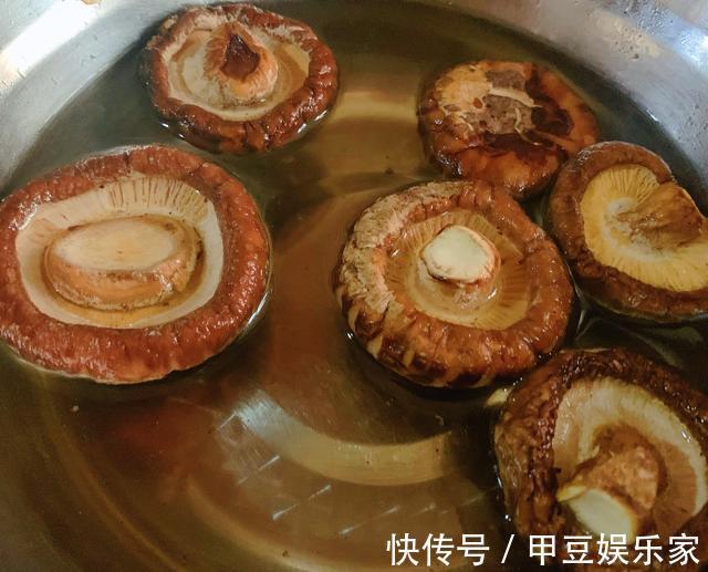 老火湯|天涼了，煲一鍋烏雞老火湯吧，湯口濃稠營養豐富，還能增加抵抗力