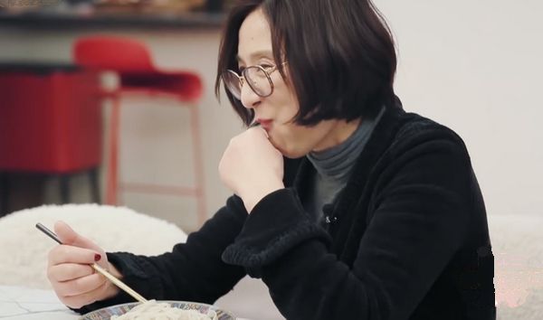 麦迪娜的婆婆偷吃鸡腿,姜潮一脸茫然,节目组也救不了场!