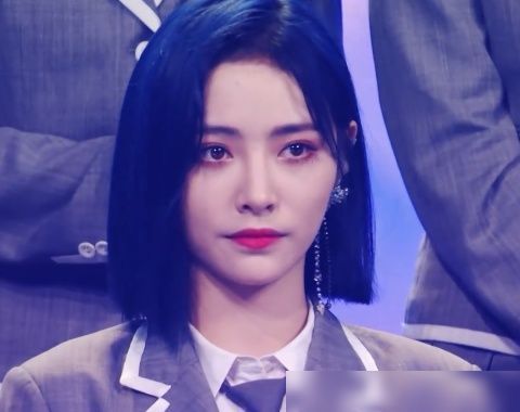 许佳琪获得第3名时,其他人都将她围了起来,谁注意虞书欣在干嘛