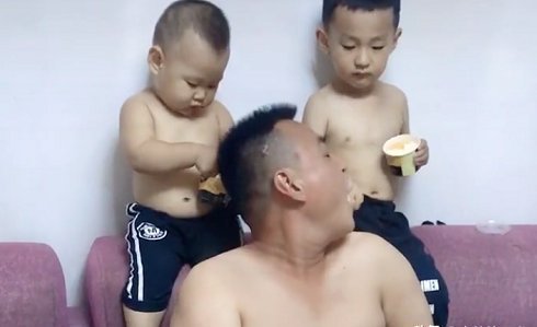 全网|“享清福奶爸”被俩娃喂着吃冷饮火了,这怕是全网待遇最好的爸爸
