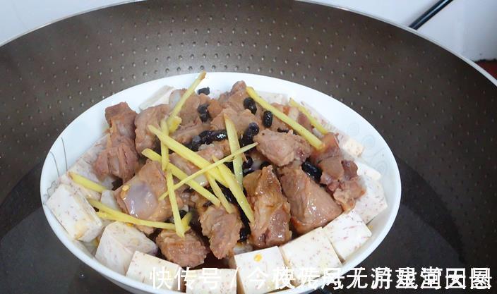 蒸排骨,最忌讳“焯水”!教您正确做法,排骨不腥,嫩滑多汁