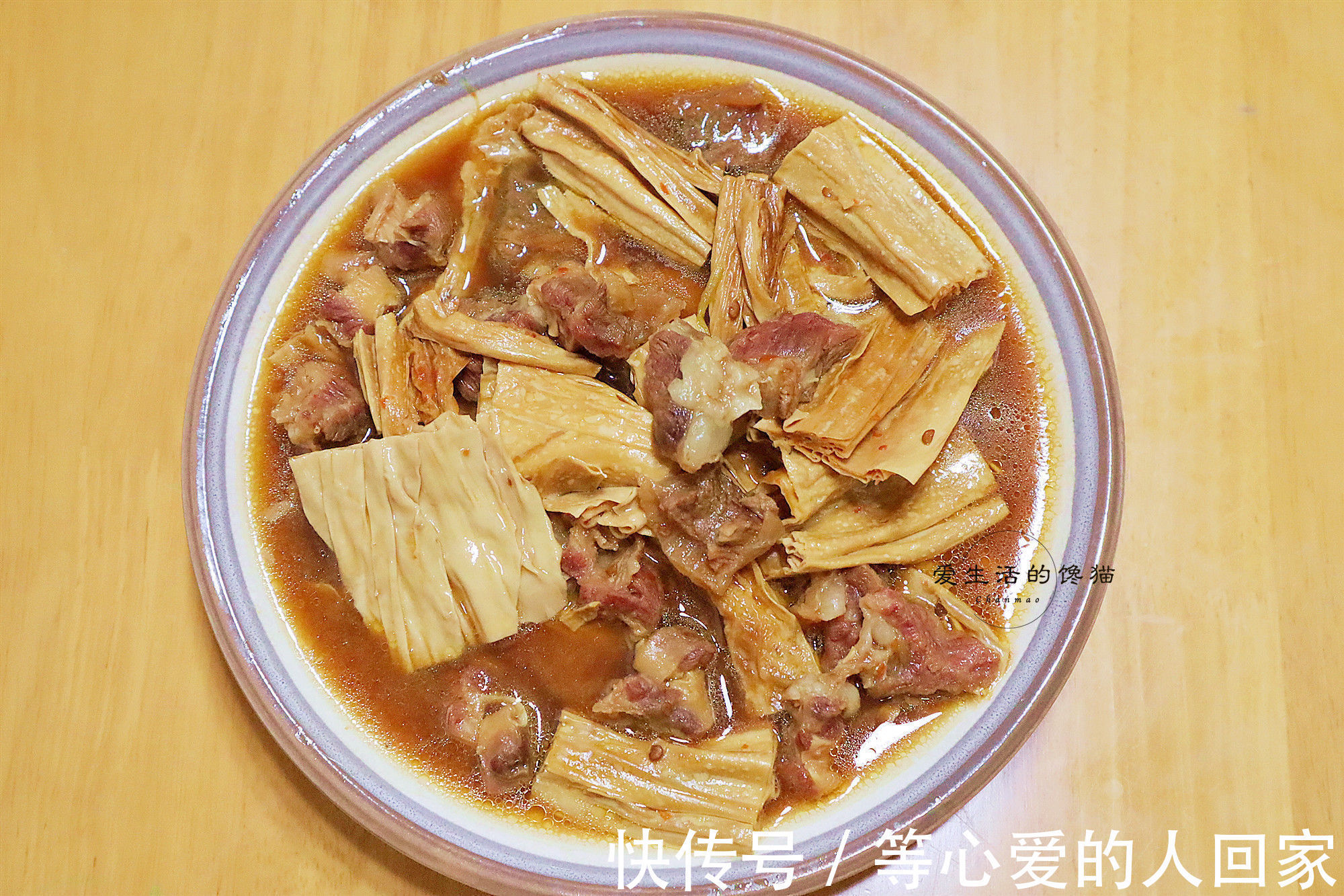 母子三人的午餐，在朋友圈走红了，网友：喷香的家常菜，满满母爱