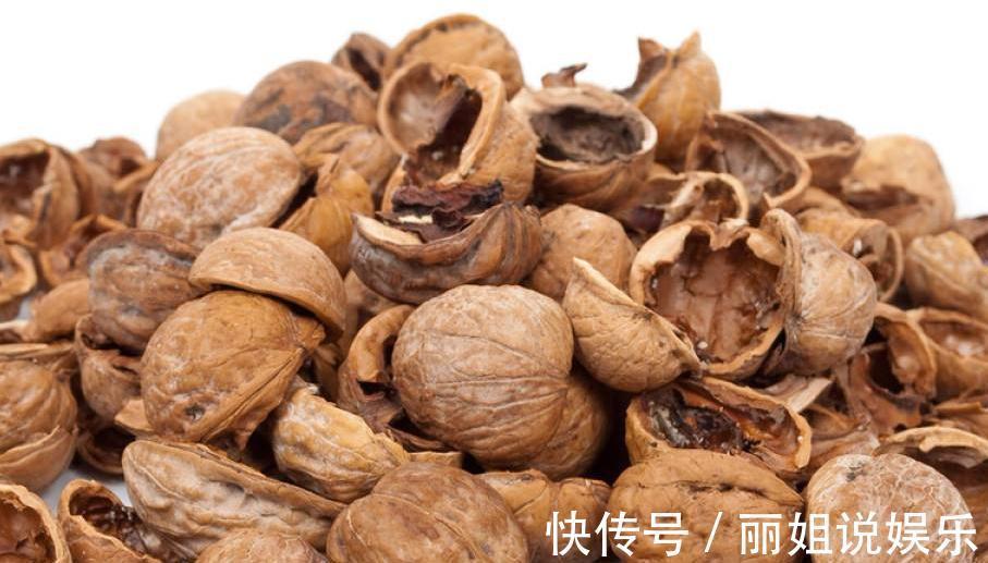 养花的老爷爷究竟在盆里放了啥,几年都不用施肥花照样疯长