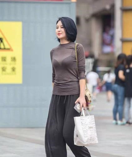 薄纱 浅褐色薄纱T恤搭配黑色阔腿裤,休闲传统,温婉大方!