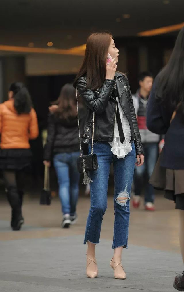 美女 美女身穿T恤搭配白色长裙，都是减龄装，很有少女感