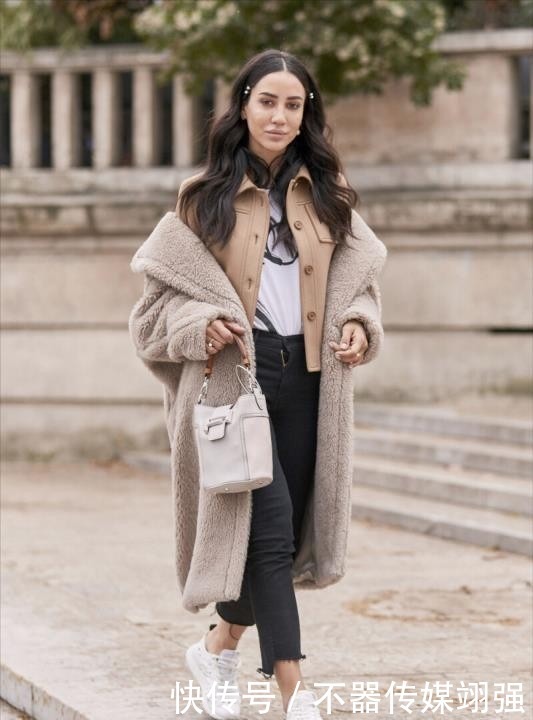 今年大衣流行这样穿，造型很显气场，内搭的处理很关键