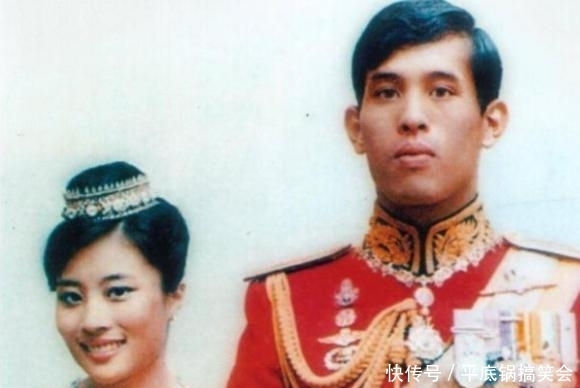  亮相|泰王原配妻子被贬后罕见亮相！瘫痪在轮椅，抓着女儿手寻安全感