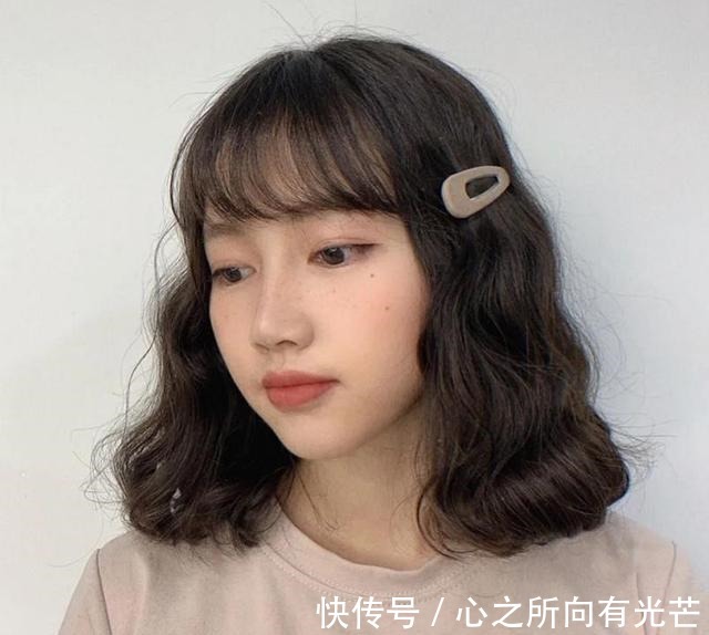 lily|小个子女生别留“黑长直”,今年最流行的4种短发,既显高又瘦脸!