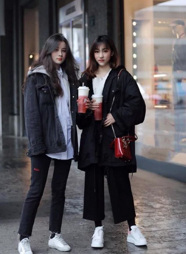 街拍|街拍美女:小姐姐一袭甜美“樱花装”搭配红色鳄鱼包,养眼的时尚