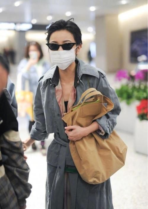 洋气|美女时尚穿搭，穿工装款风衣，短发配墨镜个性又洋气！