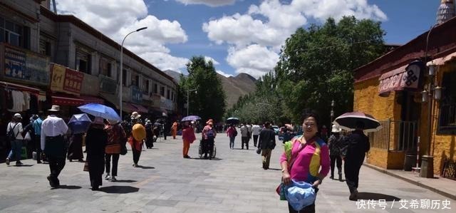 马布里山上著名的宫堡建筑群是藏族古建筑艺术精华