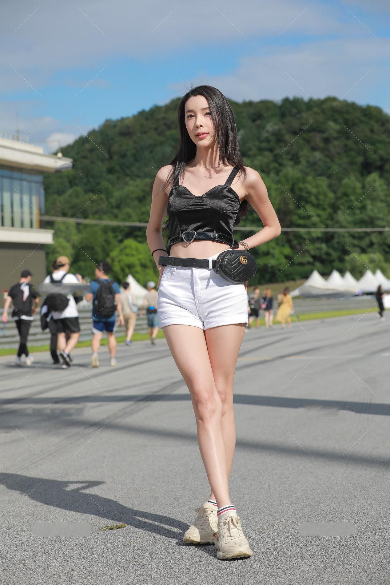 展现自己|黑色无袖短款上衣搭配浅色牛仔裤, 清新秀丽, 充满活力