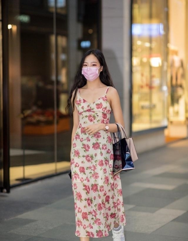 胸骨|太瘦了西班牙王后瘦到胸骨凸起,大V领开到背后大秀“蝴蝶骨”