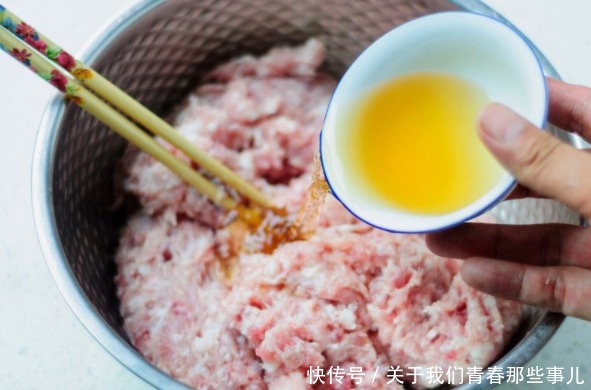 鲜嫩|调肉饺子馅别加料酒!记住“盐水油”3步,咬一口满嘴油,香喷喷