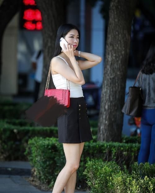 深色系 一位特别会穿的姐姐,吊带衫加短裙也够美,可脚上的“铁环”是什么鬼