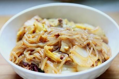 白菜炖粉条怎样做才好吃?饭店大厨分享技巧,白菜软烂粉条爽滑