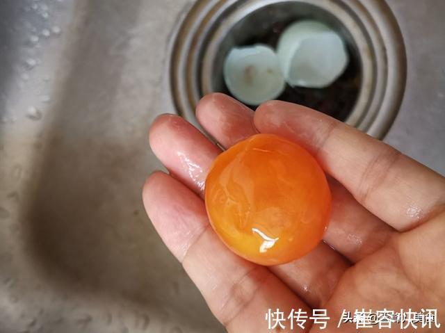 水油|外卖10块钱一个的蛋黄酥，自己做3块钱就搞定，酥得掉渣特好吃