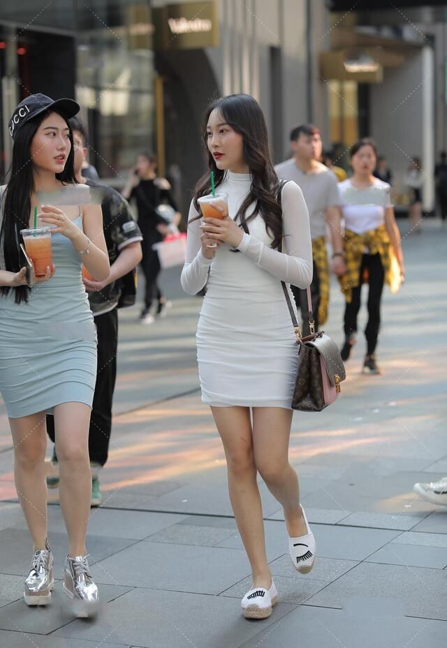 打底裤|街拍：性感又俏皮的连衣裙，彰显独特的时尚气质