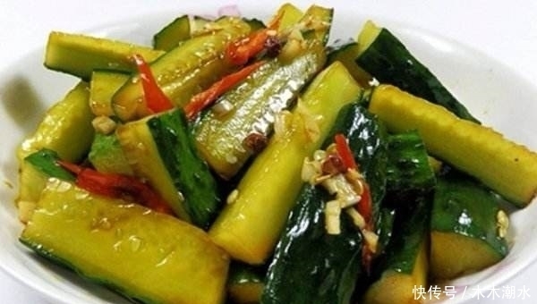 这位|这位老奶奶腌制的黄瓜:酸中带甜,辣味适中,冰爽可口,开胃消食