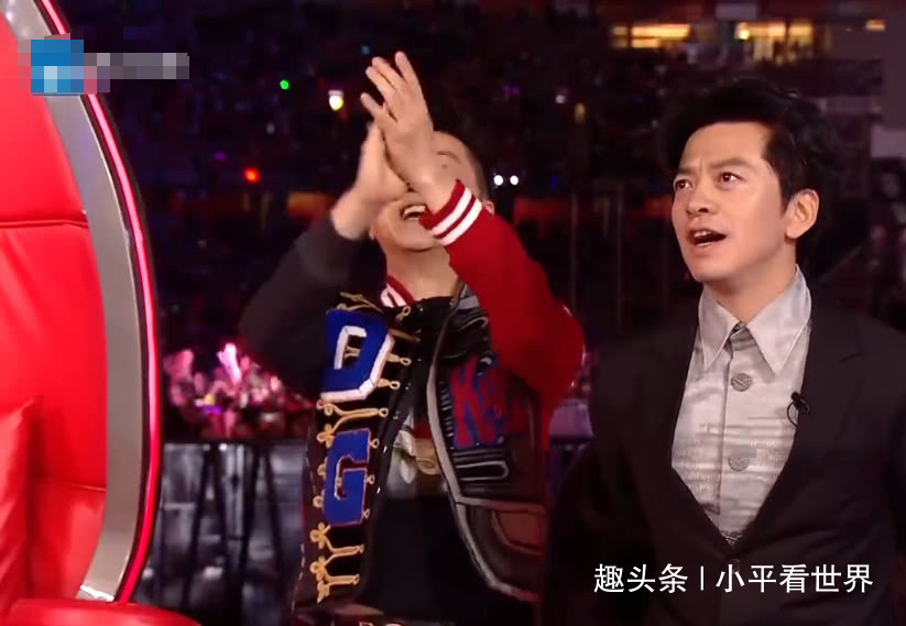 总冠军|《好声音》李健老师夺冠，哈林主动上前握手致意，谁注意他的表情