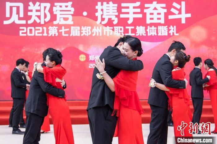 奥林匹克体育中心 河南郑州：35对新人乘双层公交车参加集体婚礼