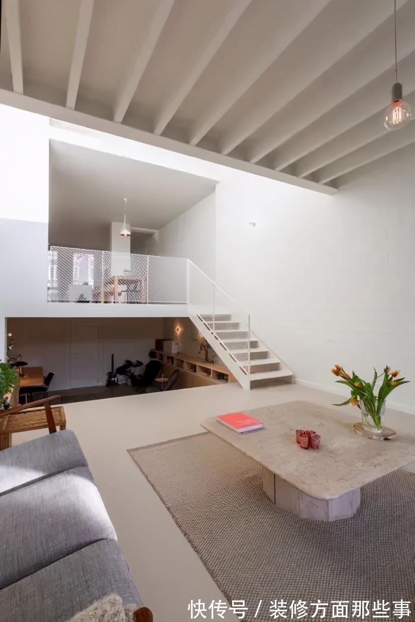 日本人|还是日本人更会省空间,楼梯下打榻榻米下沉做书房,实用性翻了2倍不止